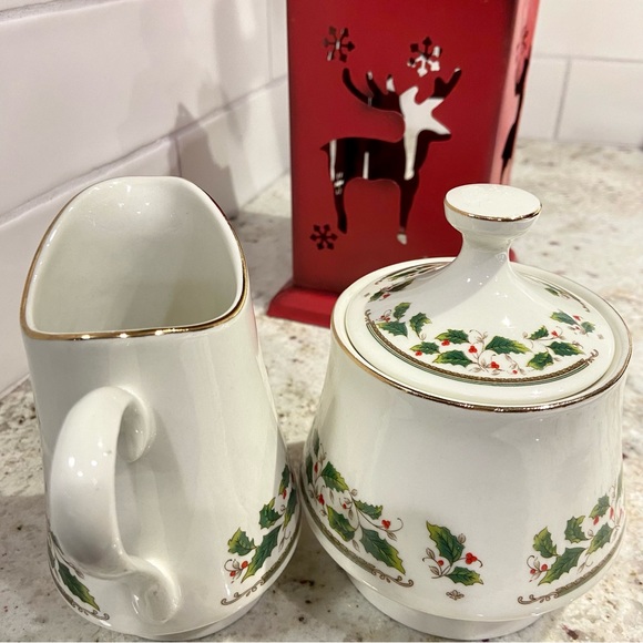 Royal Limited Holly Holiday Creamer & Lidded Sugar Bowl Vintage Set - Picture 5 of 10